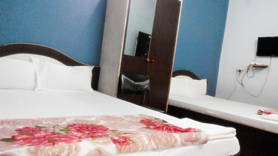 Hotel pragya international Varanasi Habitación foto
